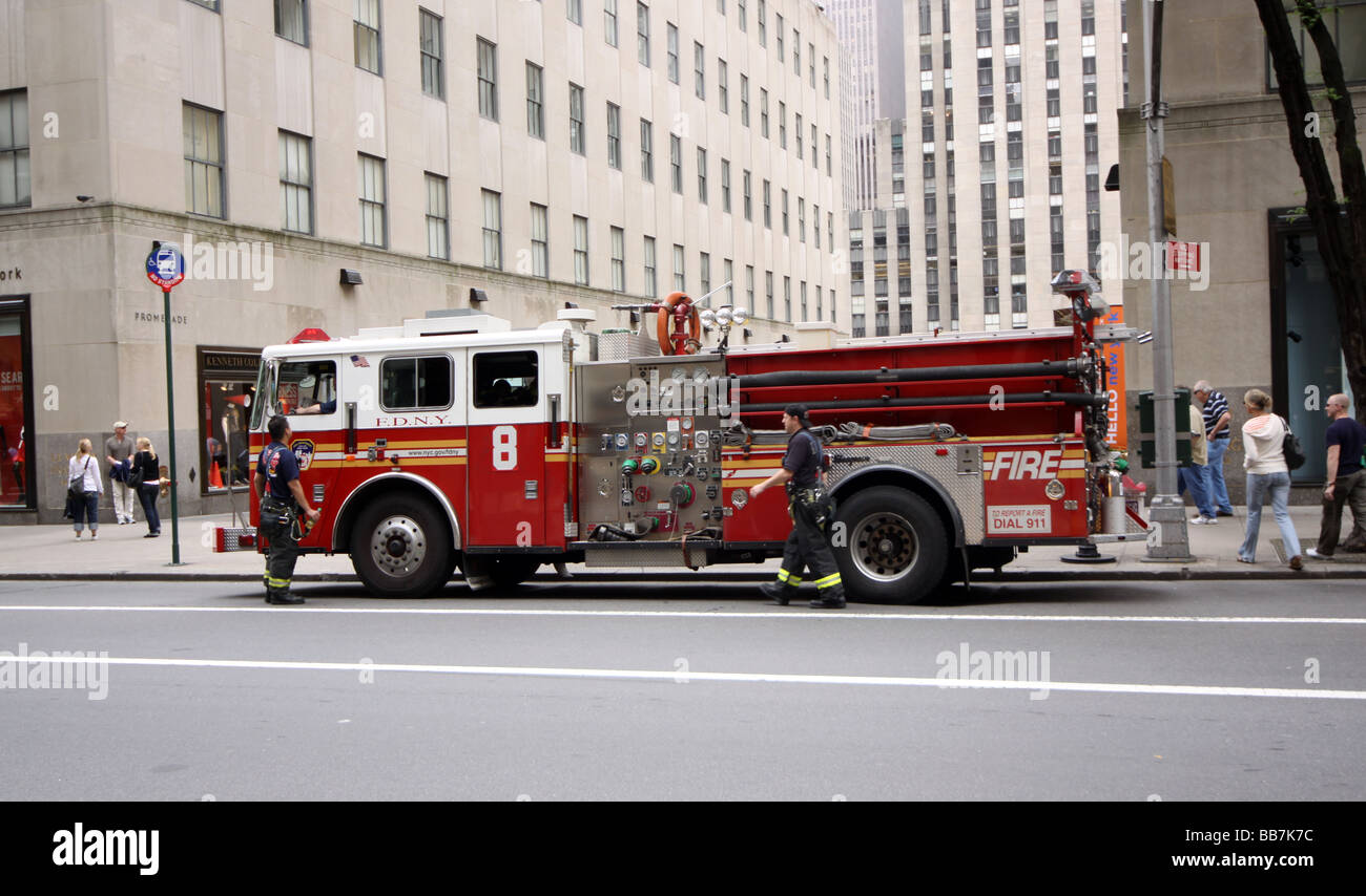 Camion fuoco al di fuori di un piccolo incidente all'Empire State Building, Manhatten Foto Stock