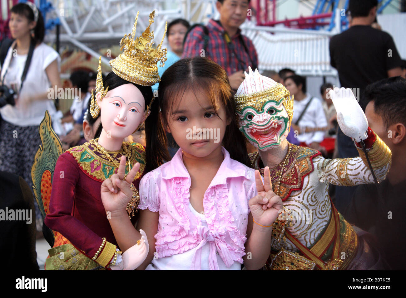 Bambini tailandesi in posa con tradizionale di marionette Thai , Cultura festival a Siam Paragon di Bangkok , Thailandia Foto Stock