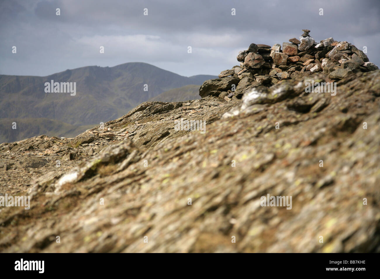 Cairn al vertice di Robinson nel distretto del lago. Foto Stock