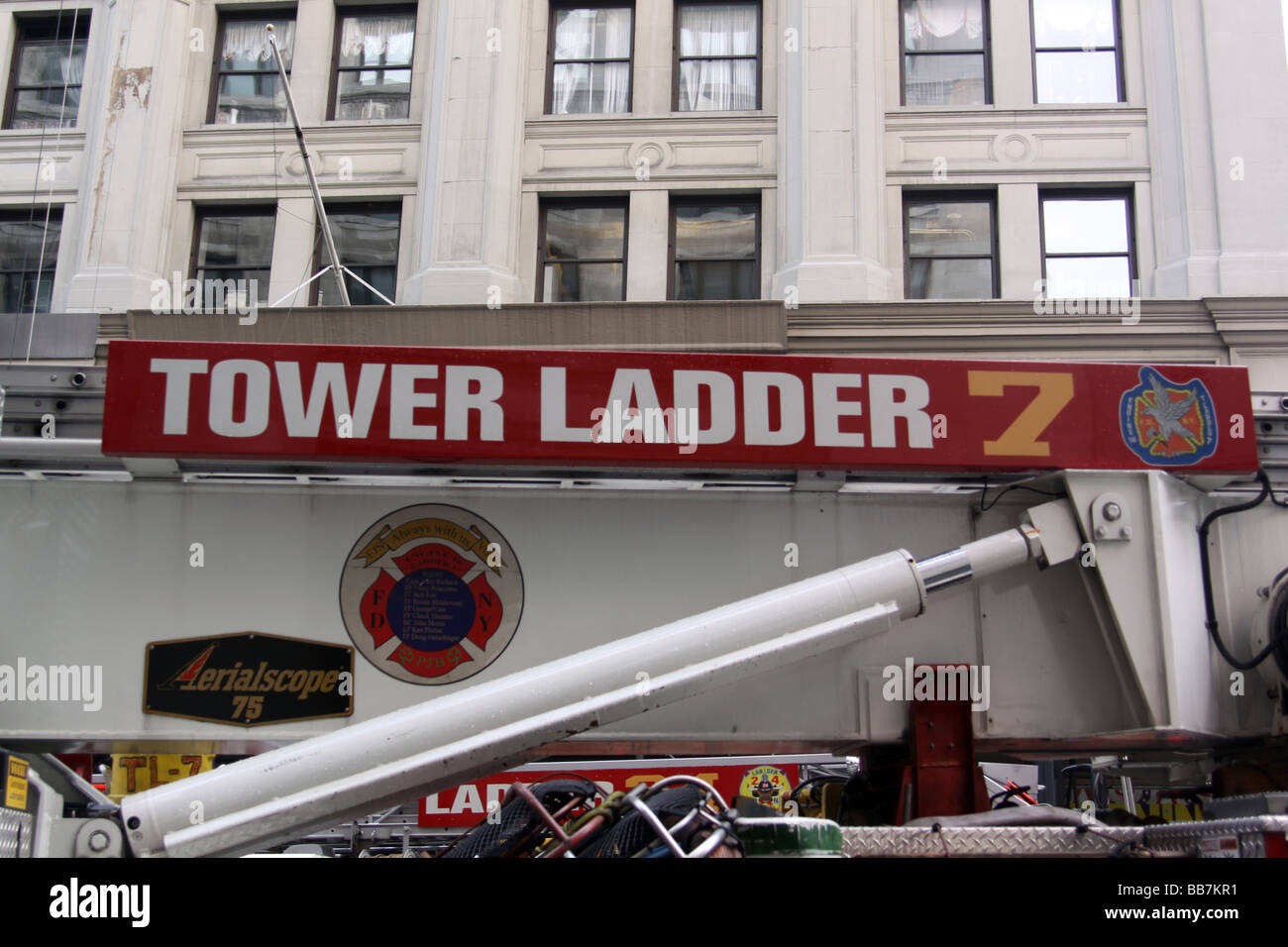 Camion fuoco al di fuori di un piccolo incidente all'Empire State Building, Manhatten - Scala 7 Foto Stock