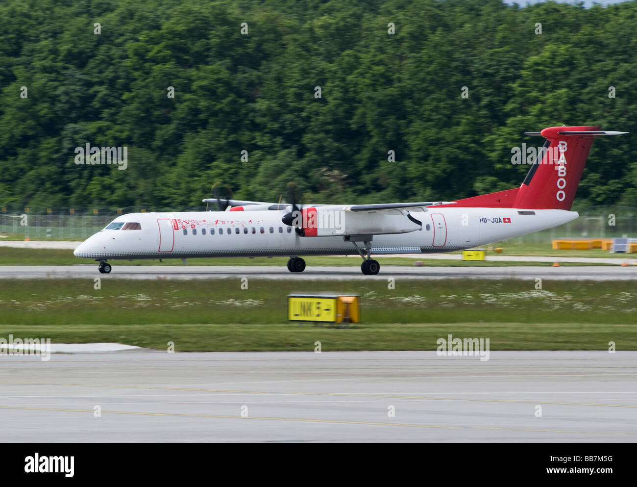 Baboo Bombardier DHC-8-402 Q400 HB-JQA aereo di linea il decollo dall'Aeroporto di Ginevra Svizzera Geneve Suisse Foto Stock