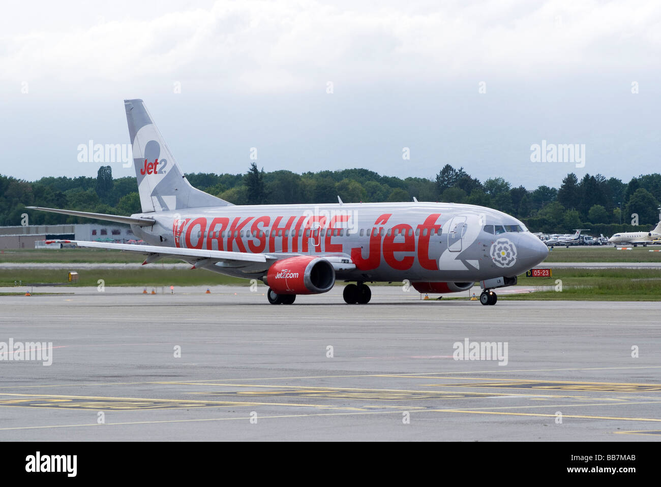 Getto 2 Boeing 737-377 G-CELB aereo di linea in rullaggio a aeroporto di Ginevra Svizzera Geneve Suisse Foto Stock