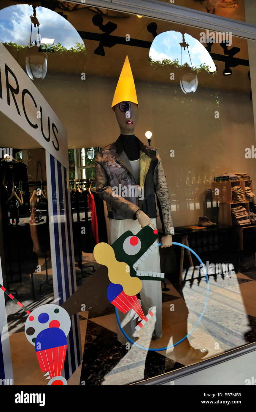 Paris France, Contemporary French Fashion on Display in Shop Front Window 'Acne Store' haute couture interni, abbigliamento design Foto Stock