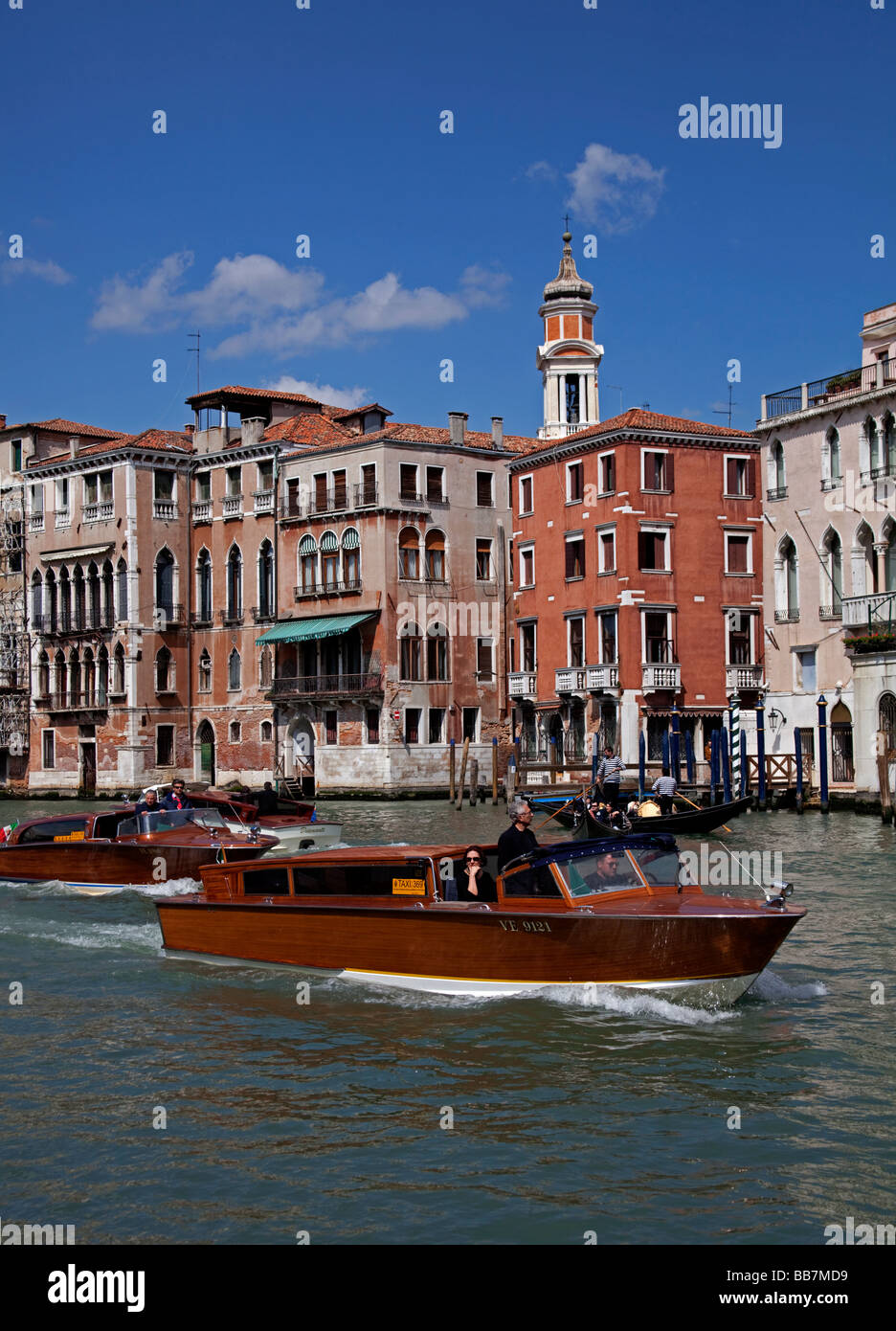 Taxi imbarcazione sul canal Venezia, Italia Foto Stock