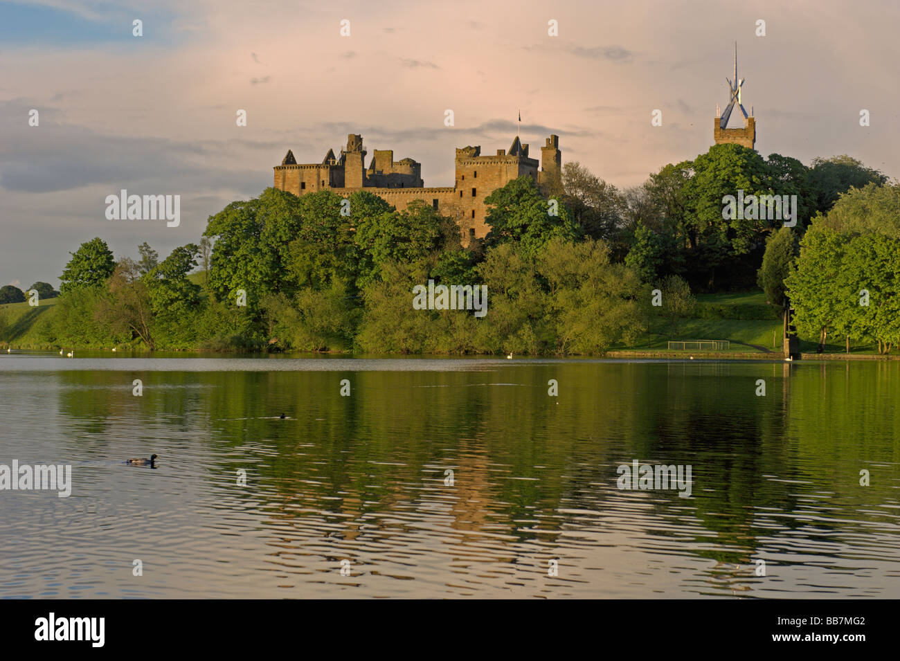 Linlithgow Palace Loch Linlithgow West Lothian Scozia Giugno 2008 Foto Stock