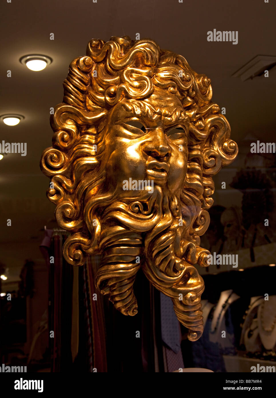 Oro maschera dipinta in vetrina Venezia, Italia Foto Stock