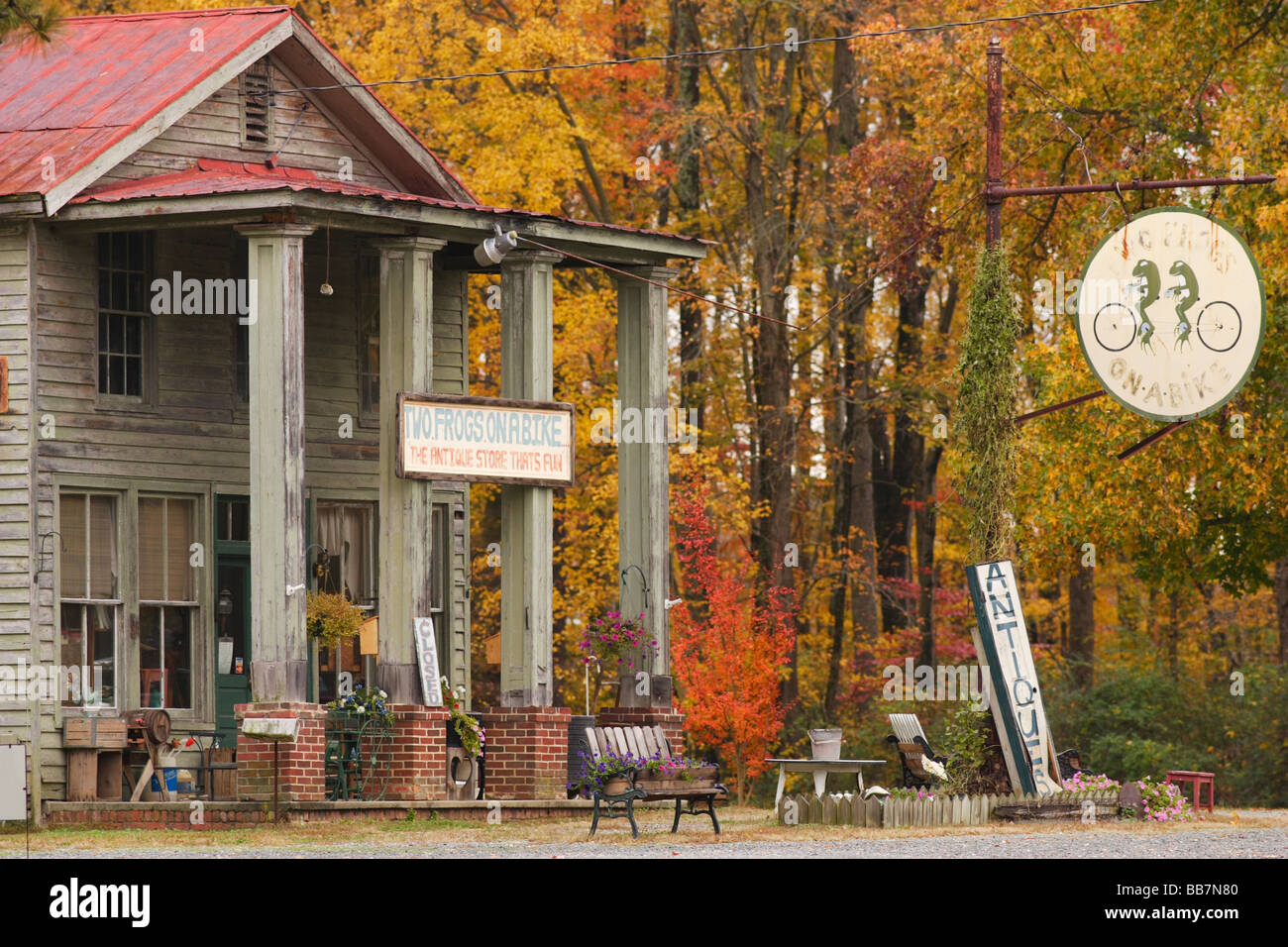 Due rane su una bici - un negozio di antiquariato nelle zone rurali a Hannover, Virginia fotografato in autunno. Foto Stock