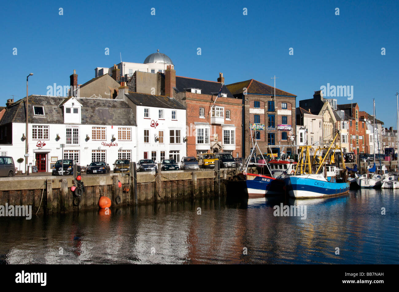 Attività di pesca i pescherecci con reti da traino vecchio porto di Weymouth Dorset Inghilterra Foto Stock