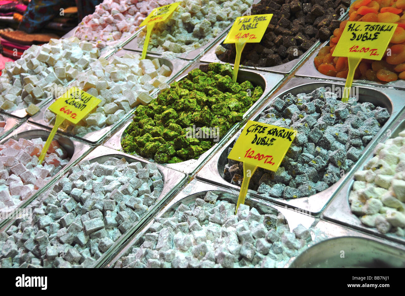 Delizie turche in vendita presso il Bazaar Egiziano delle Spezie, Istanbul, Turchia Foto Stock