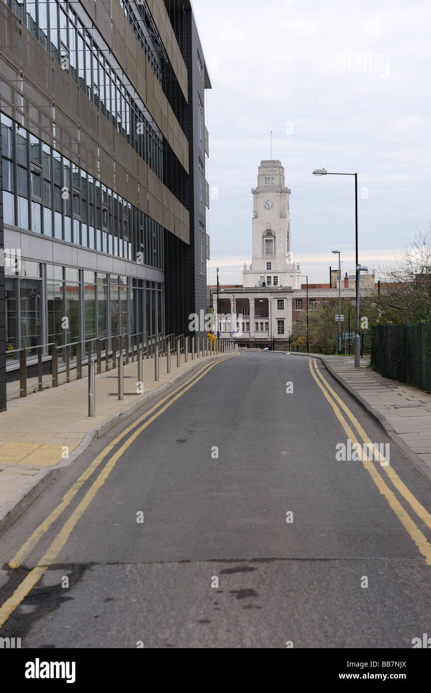 Barnsley Town Hall guardando giù Westgate. Foto Stock