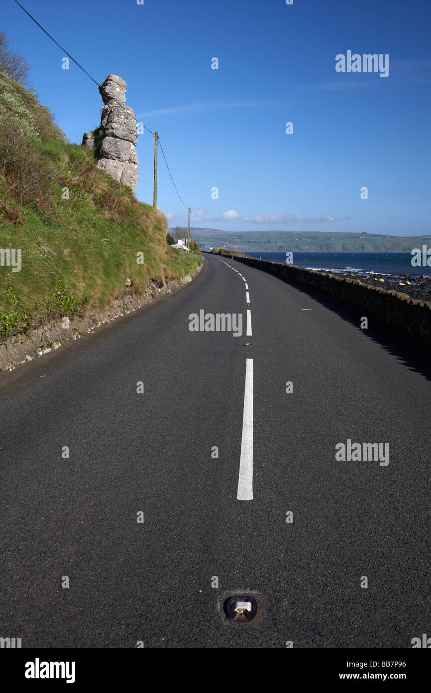 La dama bianca calcarea stack del mare sulla A2 causeway percorso costiero coast road County Antrim Irlanda del Nord Regno Unito Foto Stock