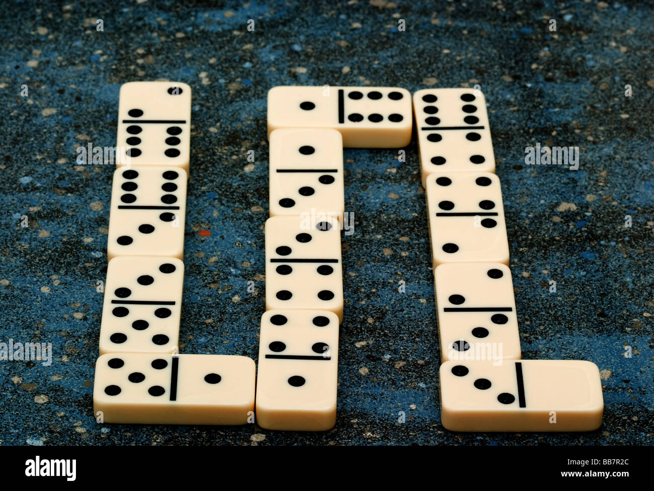 Righe di Domino con i numeri corrispondenti fino a quando l'ultimo pezzo Foto Stock