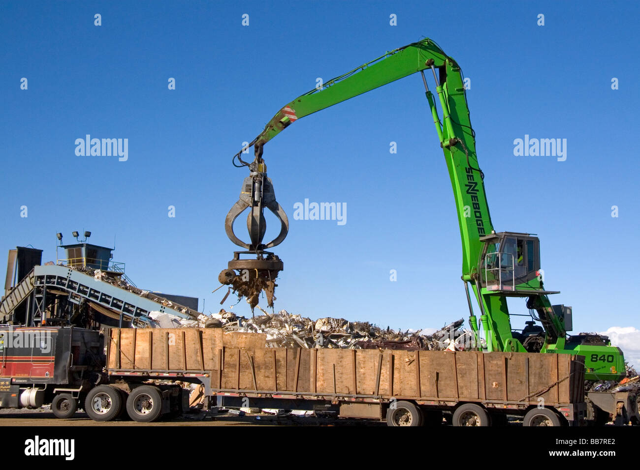 Elettromagnetici di gru di sollevamento rottami di acciaio per il riciclaggio al Pacific Acciaio e centro di riciclaggio a Elmore County Idaho Foto Stock