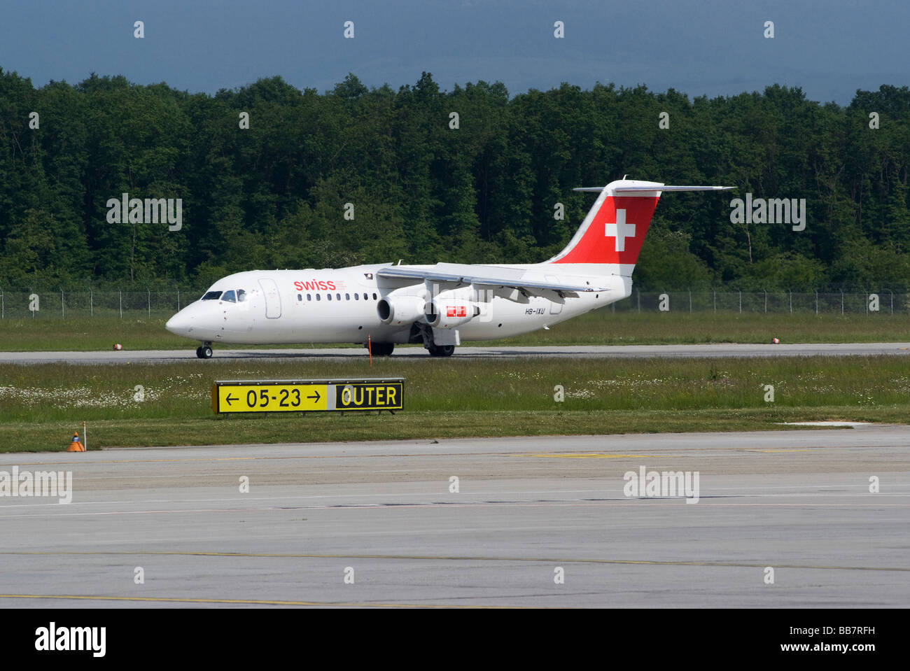 Swiss European Air Lines Avro RJ100 (Bae Avro146-RJ100) HB-IXU l'atterraggio all'Aeroporto di Ginevra Svizzera Geneve Suisse Foto Stock