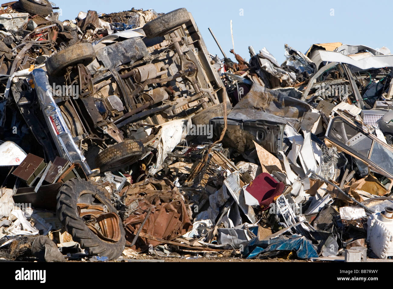 Un mucchio di rottami metallici comprendenti un automobile di posta indesiderata al Pacific Acciaio e centro di riciclaggio a Elmore County Idaho Foto Stock