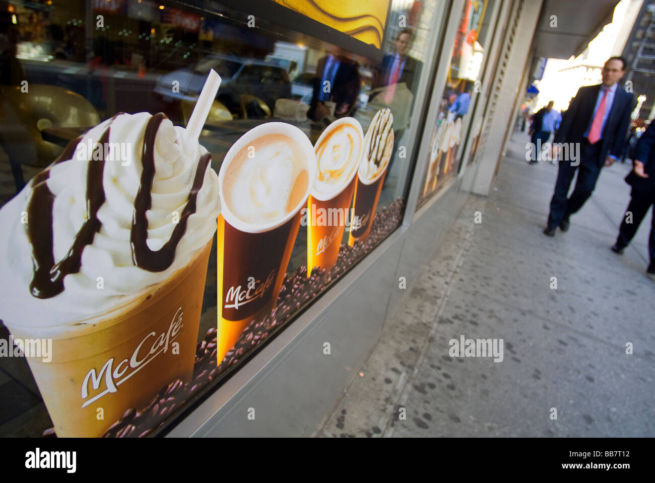Un ristorante McDonalds in New York promuove la sua McCafe Foto Stock