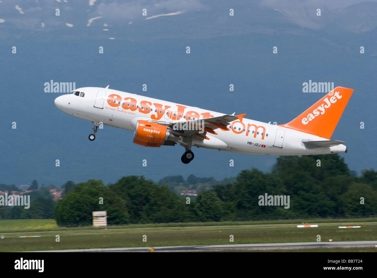 Easyjet Airbus A319-111 HB-JZJ aereo di linea tenendo fuori all'Aeroporto di Ginevra Svizzera Geneve Suisse Foto Stock