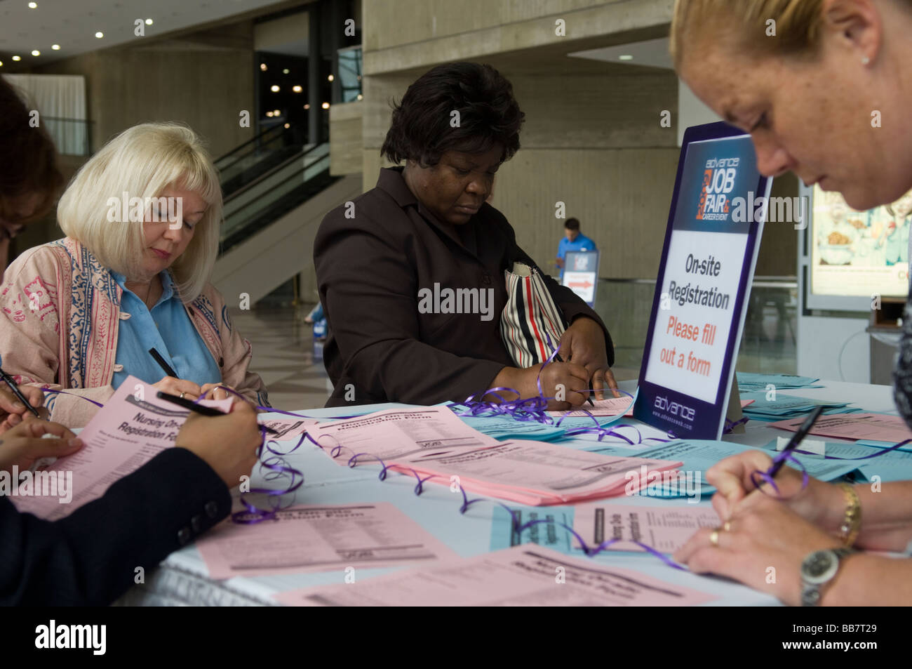 Le persone in cerca di lavoro partecipare ad una fiera del lavoro per i professionisti sanitari presso il Jacob Javits Convention Center di New York Foto Stock