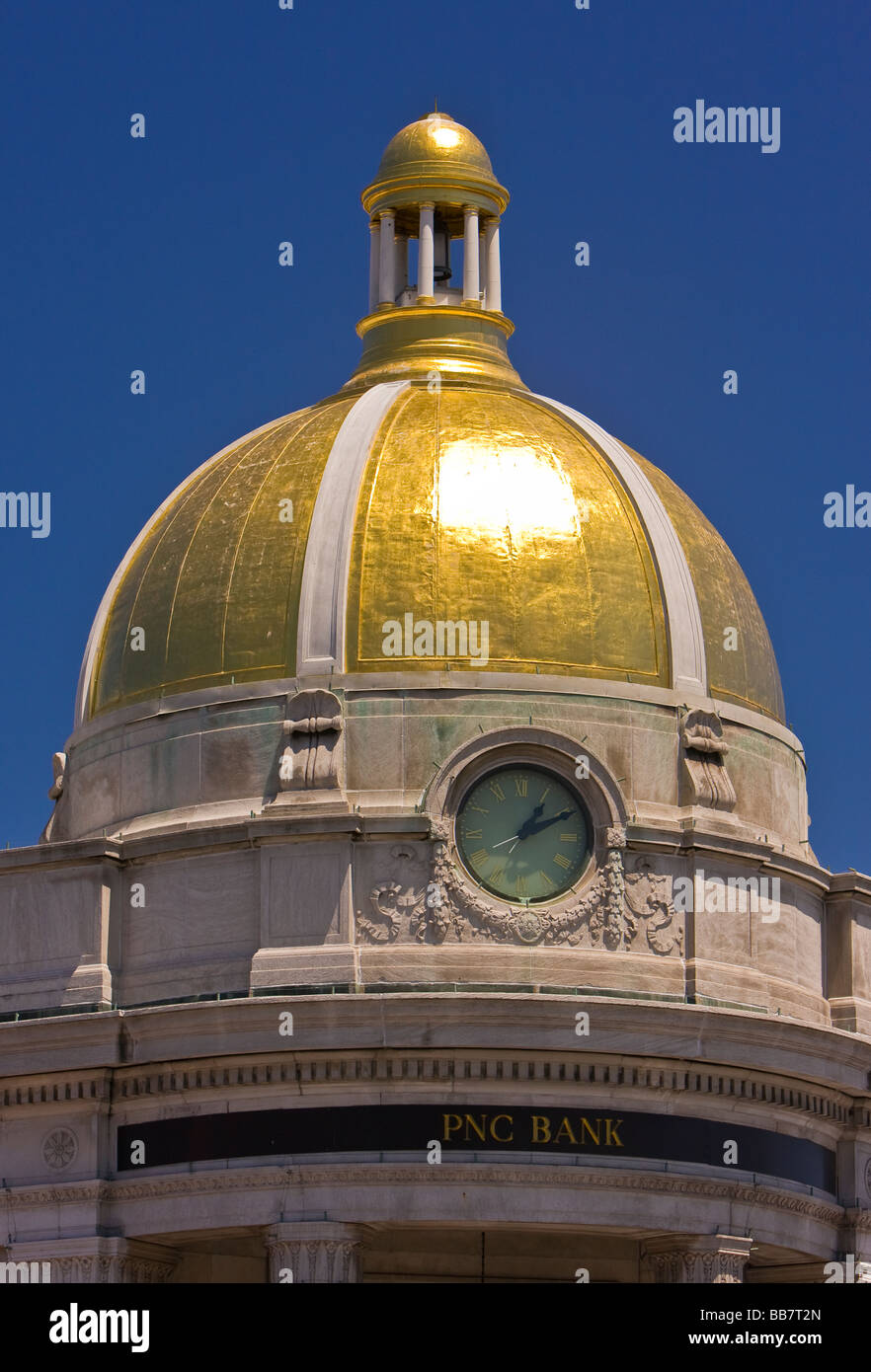 WASHINGTON DC USA Gold dome su bank M Street e Wisconsin in Georgetown Foto Stock