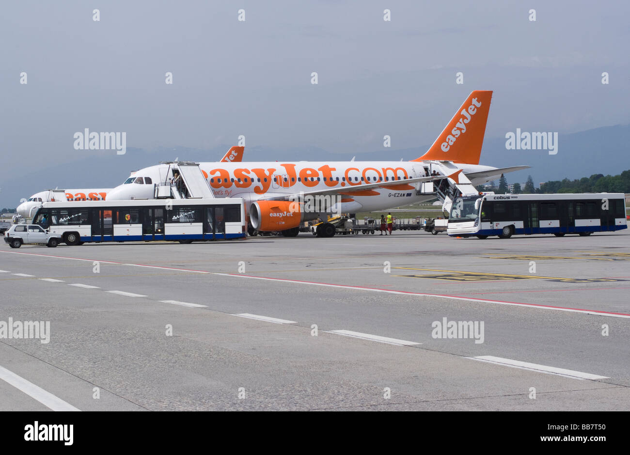 Easyjet Airbus A319-111 G-EZAW aereo di linea sul supporto remoto dello sbarco di passeggeri all'Aeroporto di Ginevra Svizzera Geneve Suisse Foto Stock
