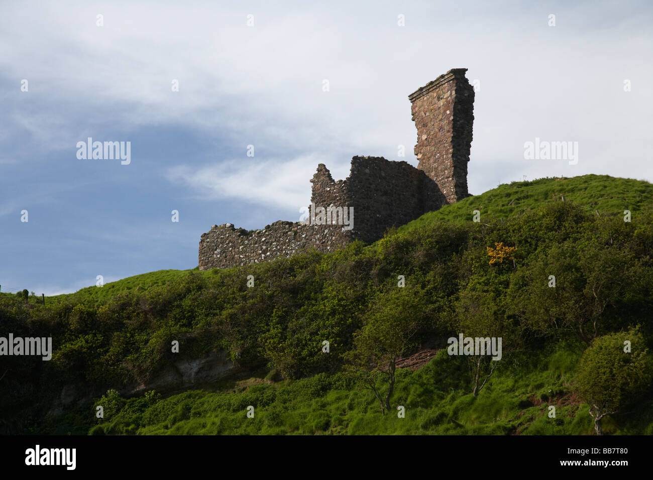 Il XIV secolo Baia Rossa del castello sul promontorio di una scogliera sopra la baia rossa nella contea di Antrim Irlanda del Nord Regno Unito Foto Stock