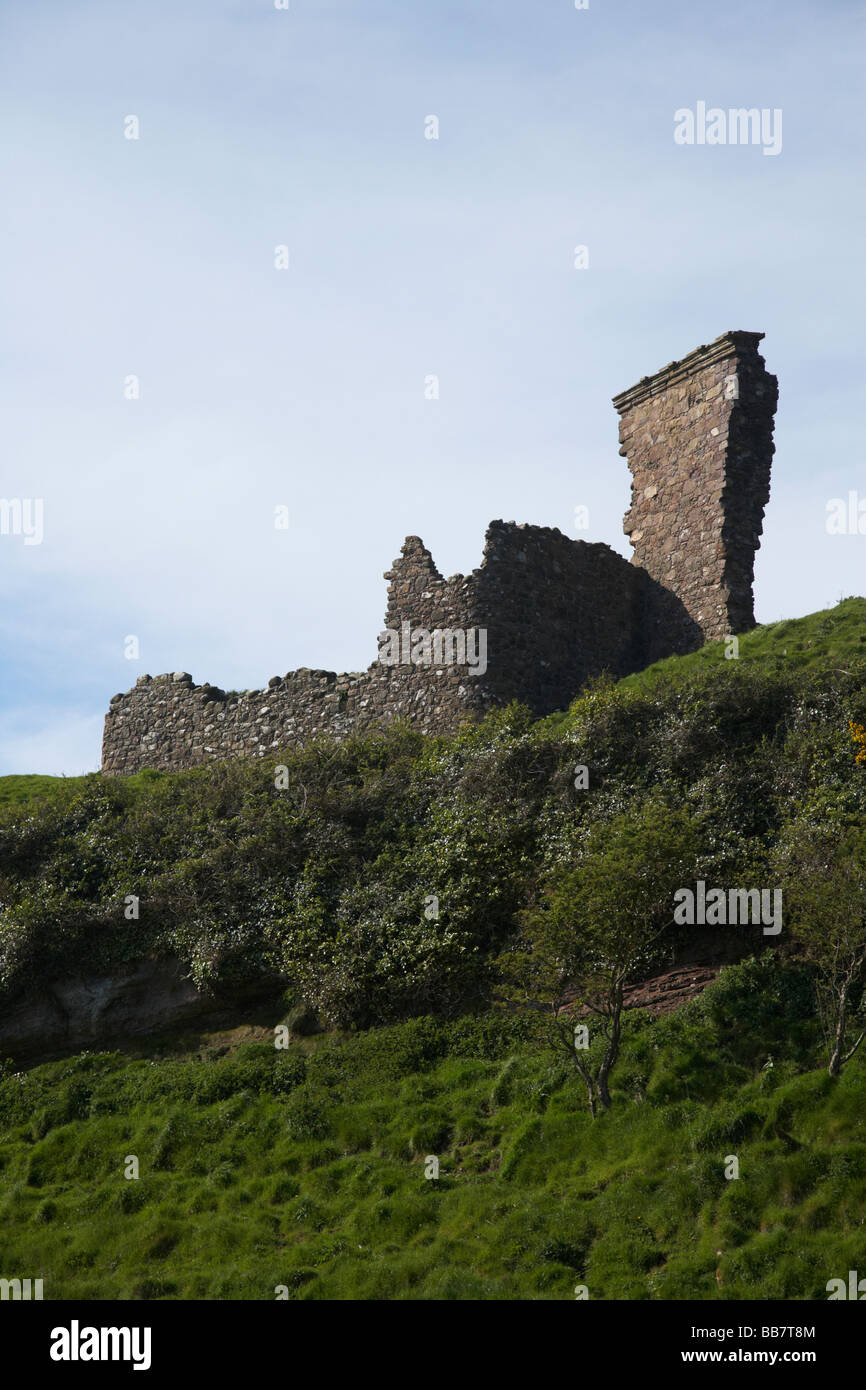 il castello di 14th secolo red bay sul promontorio scogliera sopra la baia rossa nella contea di antrim irlanda del nord regno unito rovinato da forze cromwelllian nel 1652 Foto Stock