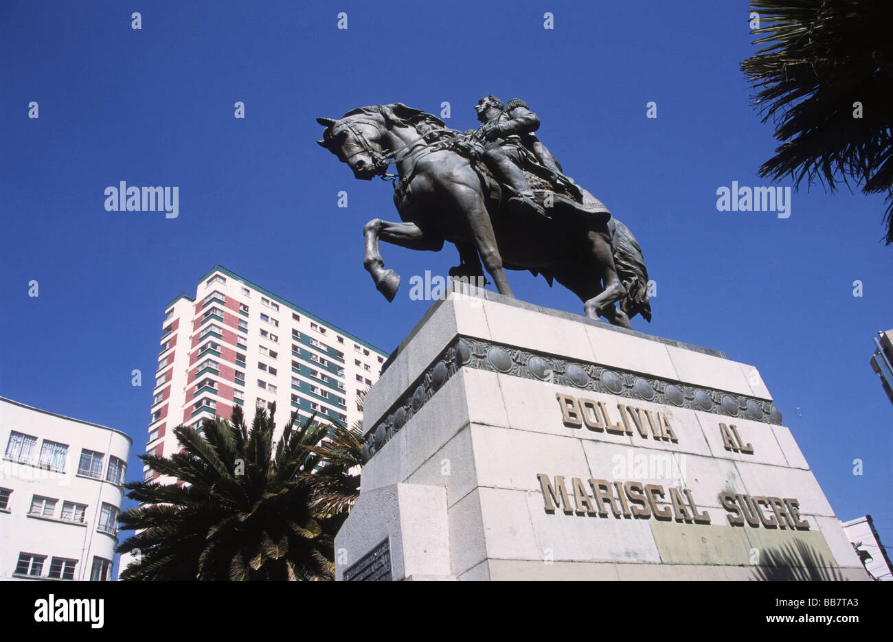 Statua del generale Antonio José de Sucre (uno dei fondatori della Bolivia e il 2nd presidente del paese) e condominio, la Paz, Bolivia Foto Stock