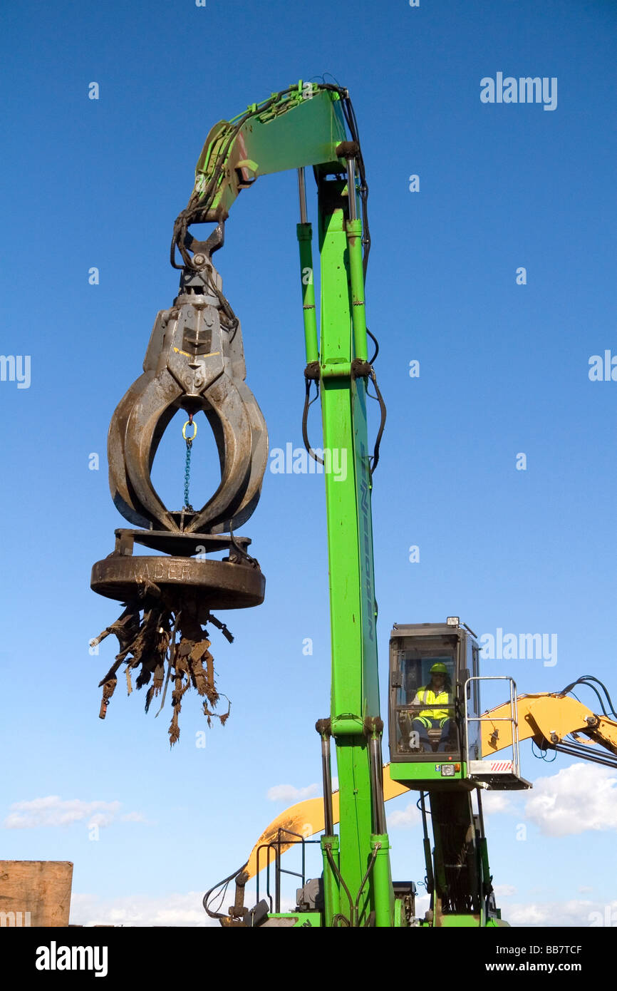 Elettromagnetici di gru di sollevamento rottami di acciaio per il riciclaggio al Pacific Acciaio e centro di riciclaggio a Elmore County Idaho Foto Stock