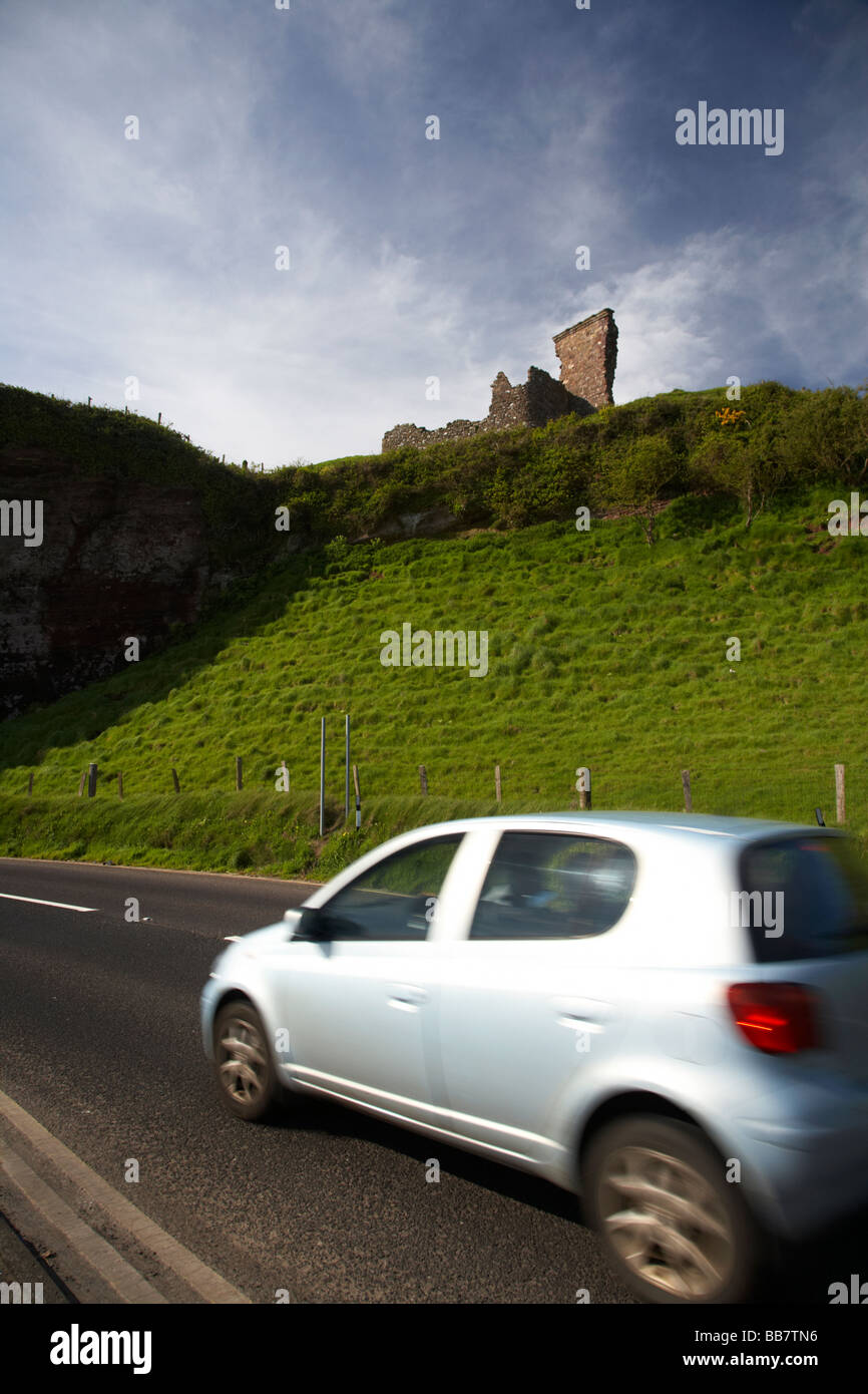 Touring Car la costa di Antrim sotto la Baia Rossa castello sulla A2 causeway percorso costiero coast road County Antrim Foto Stock