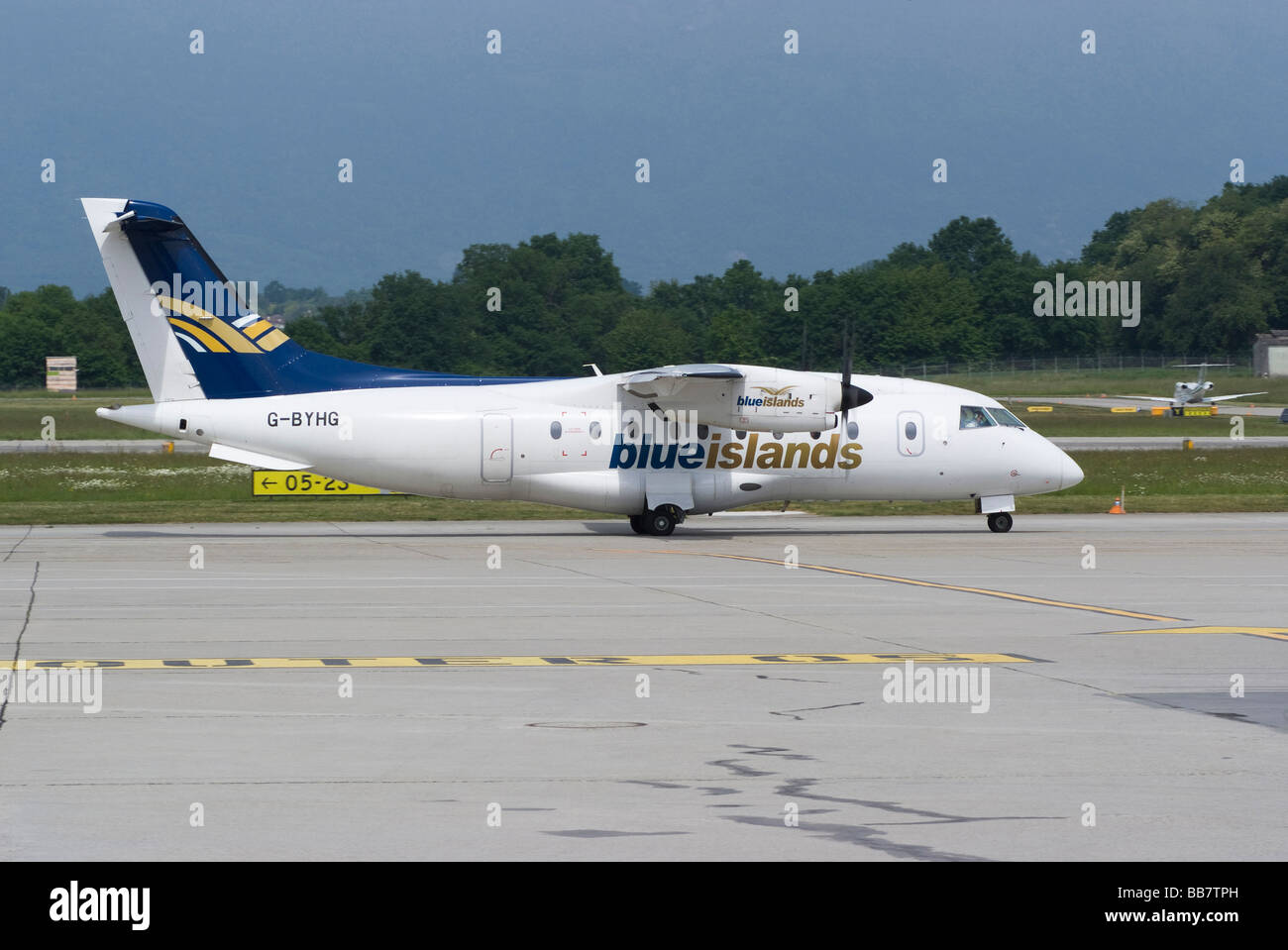 Isole blu Dornier 328 (328-100 Mod.10) G-BYHG aereo a turboelica in rullaggio a aeroporto di Ginevra Svizzera Geneve Suisse Foto Stock