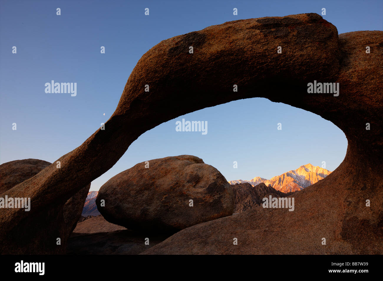Il Monte Whitney visto attraverso la roccia naturale arch vicino a Lone Pine in California USA Foto Stock