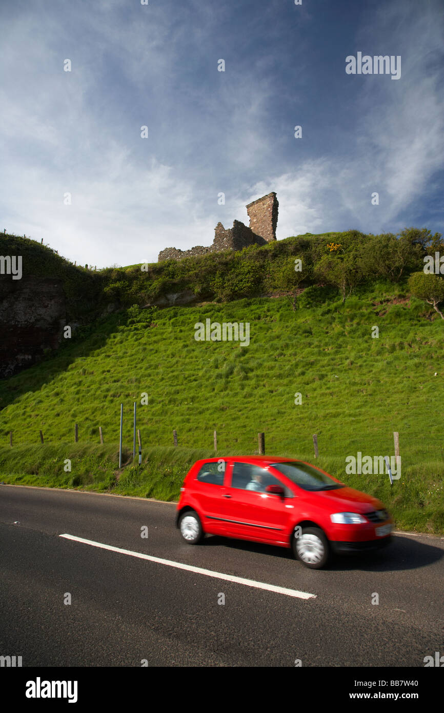 Touring Car la costa di Antrim sotto la Baia Rossa castello sulla A2 causeway percorso costiero coast road County Antrim Foto Stock