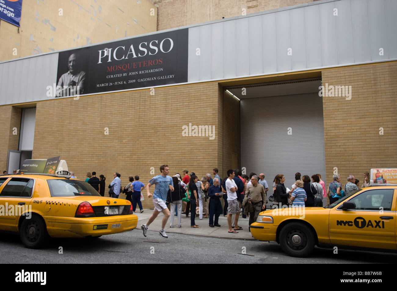 Gli amanti dell arte di attendere su inserire il Pablo Picasso esporre alla Gagosian Gallery in La galleria trendy quartiere di Chelsea di New York Foto Stock