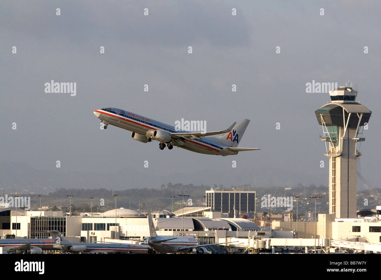 American Airlines Boeing 737 di decollare da LAX a Los Angeles California USA Foto Stock