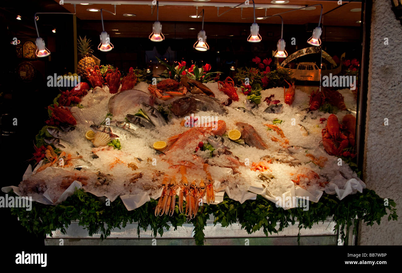 Pesce fresco cibo visualizzare nella finestra del ristorante italiano Venezia, Italia Foto Stock