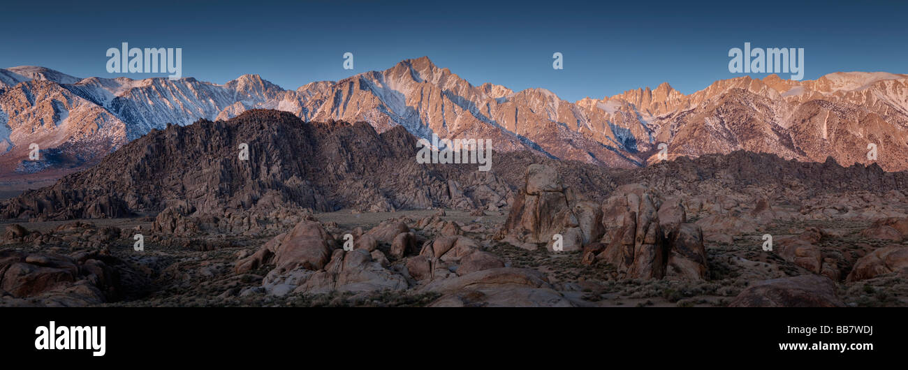 Vista panoramica delle montagne della Sierra Nevada e il Monte Whitney vicino a Lone Pine in California USA Foto Stock