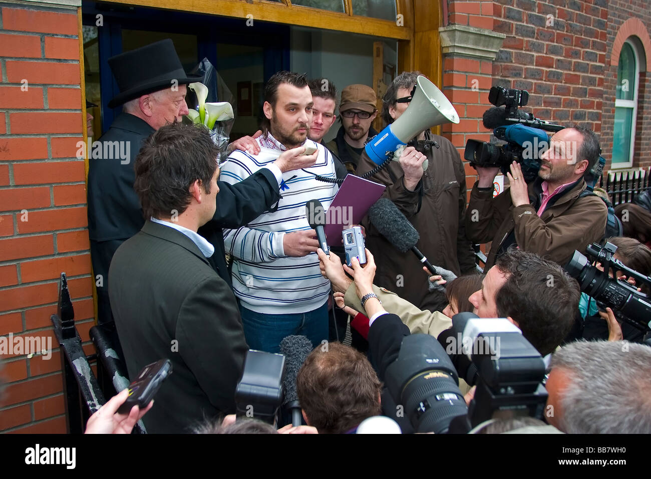 Il figlio di Ian Tomlinson, Paolo re (26) guarda di paura da un pacchetto per la stampa al di fuori di Bethnal Green a una stazione di polizia. Foto Stock