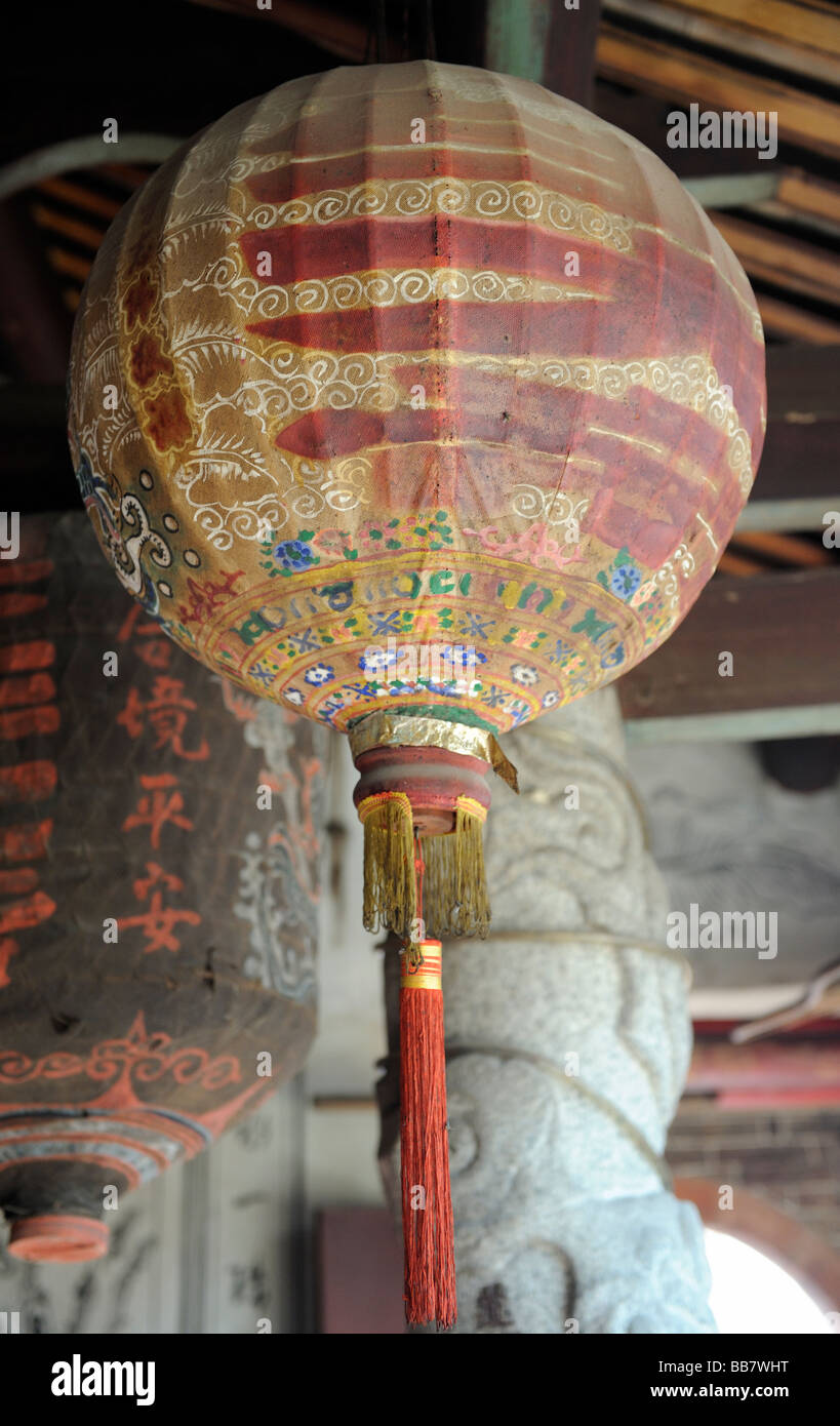 Cinese tradizionale lanterna in un tempio taoista nel Fujian, Cina. Foto Stock