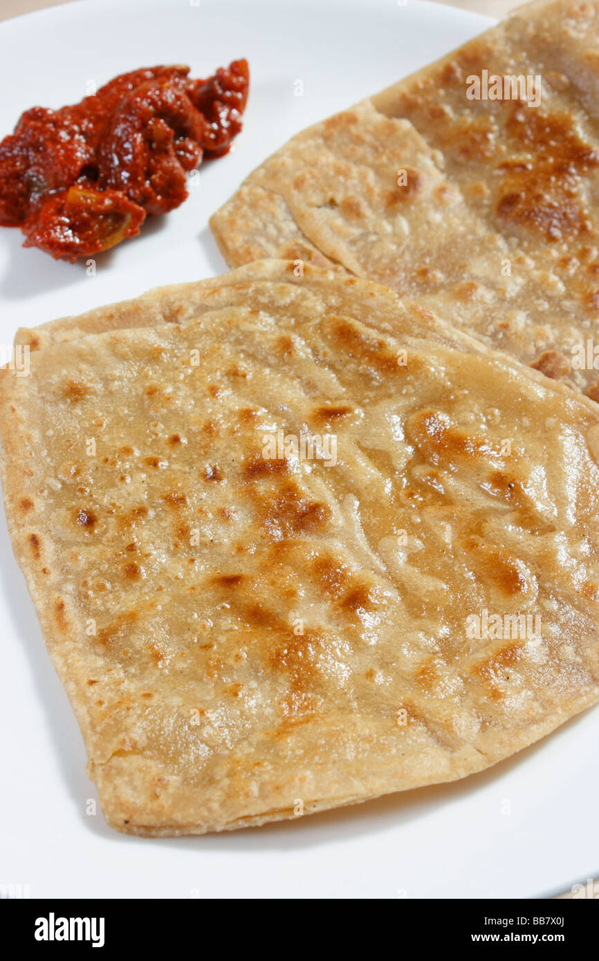 Un paratha o parantha è un flatbread che ha origine nella regione del Punjab dell India. Foto Stock