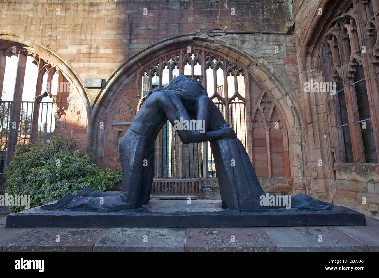 La statua di riconciliazione da Josefina de Vasconcellos presso le rovine della cattedrale di Coventry, West Midlands, Regno Unito Foto Stock