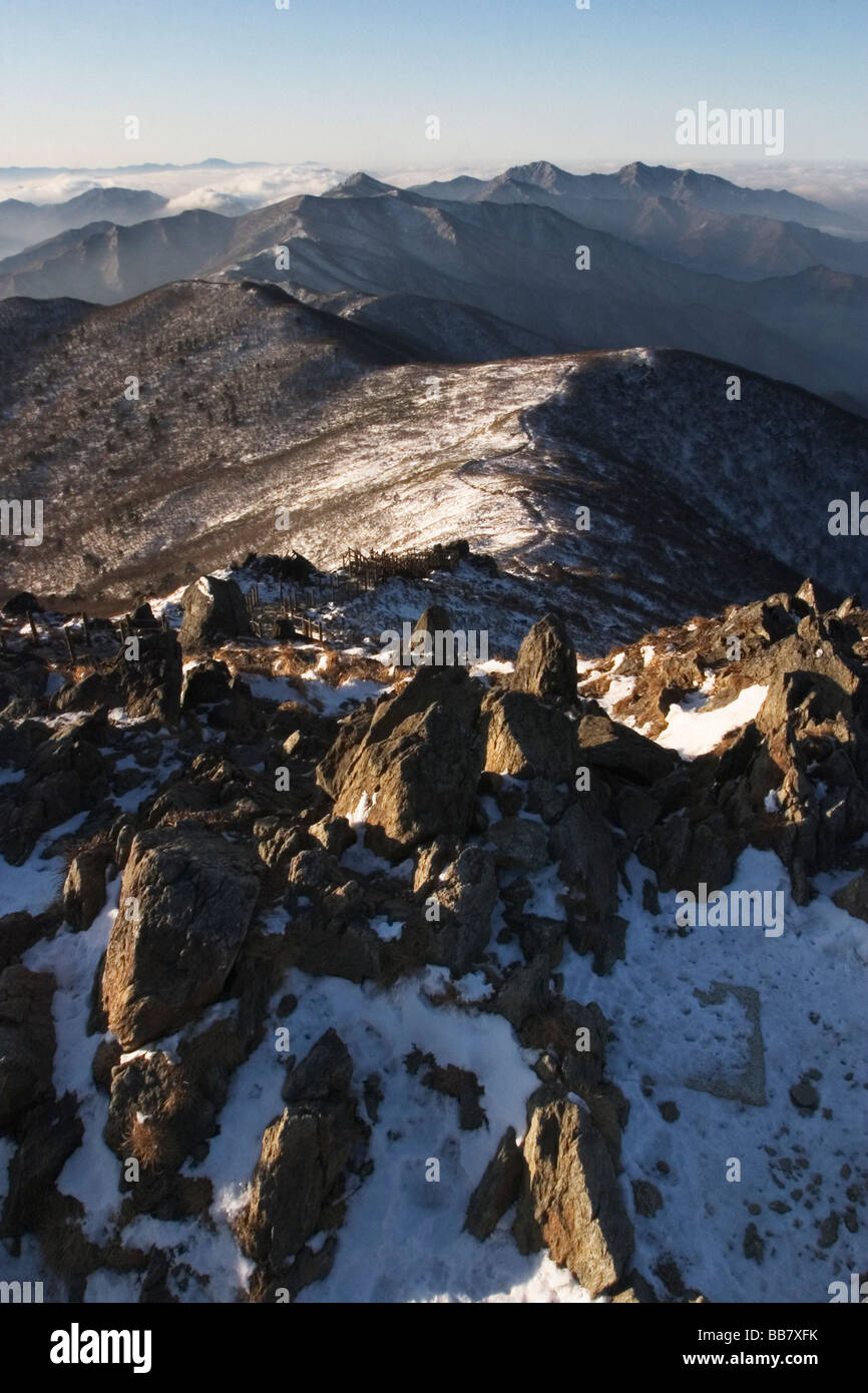 La vista a sud dal picco Hyangjeok Deogyusan nel Parco Nazionale vicino a Muju, Jeolla Settentrionale, la Corea del Sud. Foto Stock