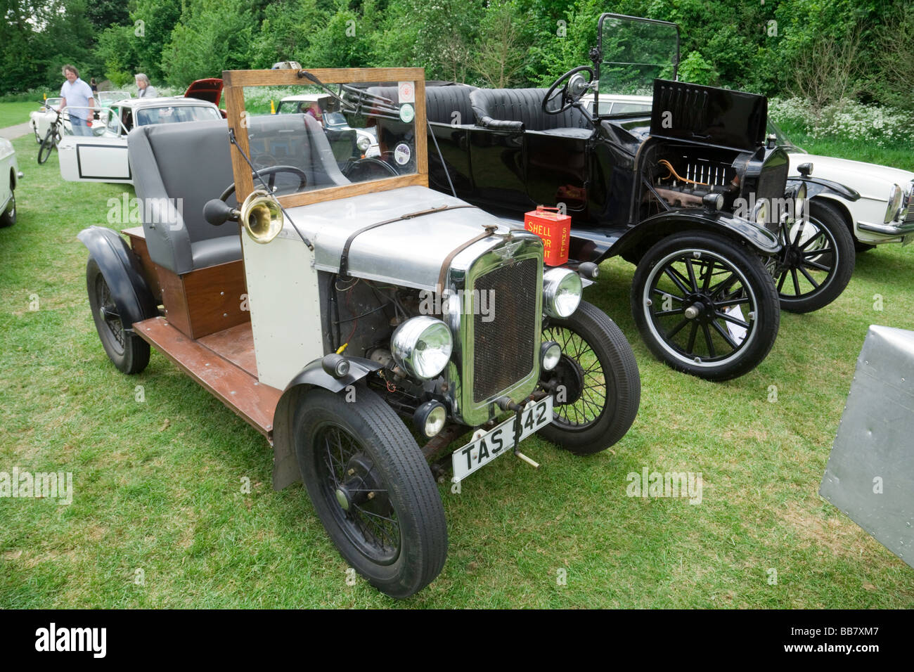 Una Austin 7 nella parte anteriore di un modello T Ford, Wallingford classico auto da rally, Oxfordshire, Regno Unito Foto Stock