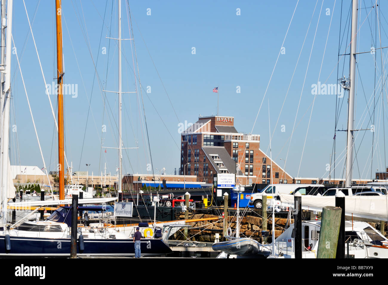 Newport Rhode Island Harbour con vista dell'Hyatt Regency on Goat Island al largo di Newport Foto Stock