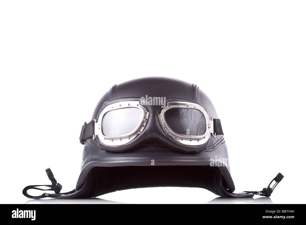 Il vecchio stile us army motociclo casco con gli occhiali di protezione Foto Stock Il vecchio stile us army motociclo casco con gli occhiali di protezione Foto Stock