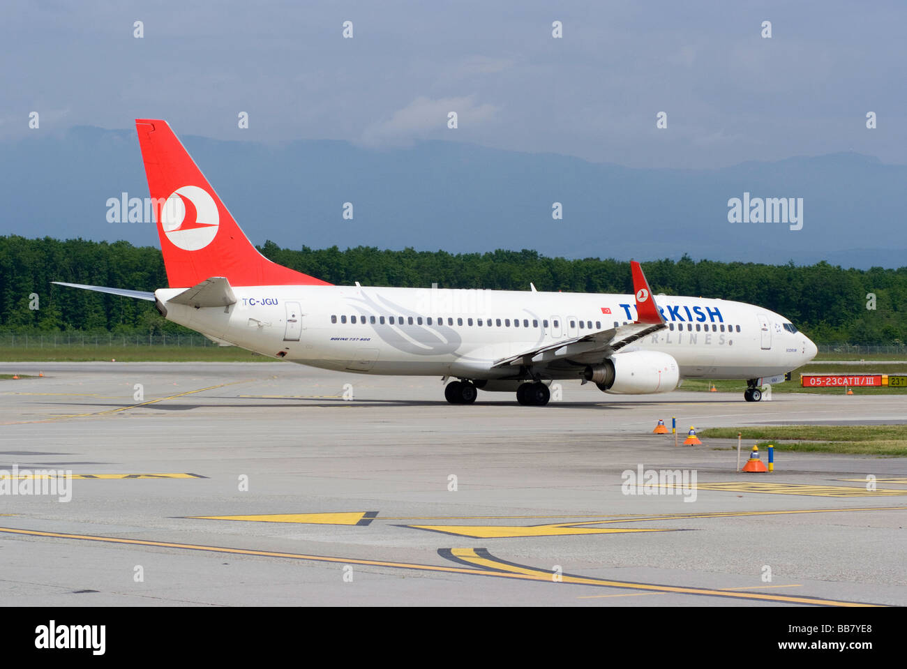 La Turkish Airlines Boeing 737-8F2 con winglet TC-JGU aereo di linea in rullaggio a aeroporto di Ginevra Svizzera Geneve Suisse Foto Stock