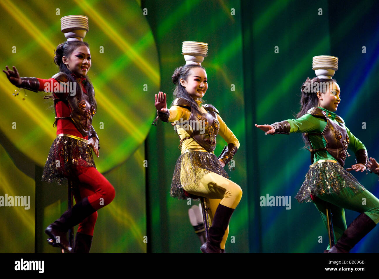 Il Circo nazionale cinese a Shenyang eseguendo lo spettacolo Confucio, un viaggio attraverso il tempo che mostra 2500 anni di cinesi p Foto Stock