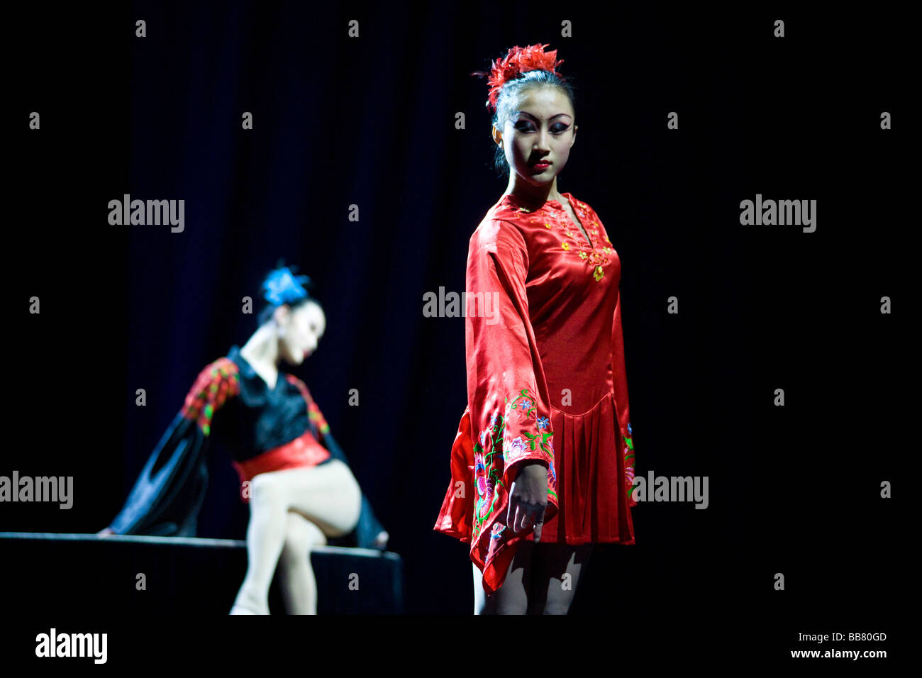 Il Circo nazionale cinese a Shenyang eseguendo lo spettacolo Confucio, un viaggio attraverso il tempo che mostra 2500 anni di cinesi p Foto Stock