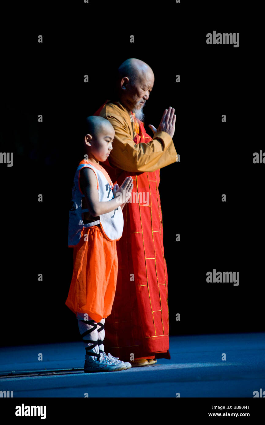 Il youngst, a nove anni e la più antica, 70-anno-vecchio monaco Shaolin durante uno show il 22 marzo 2009 a Berlino, Germania Foto Stock