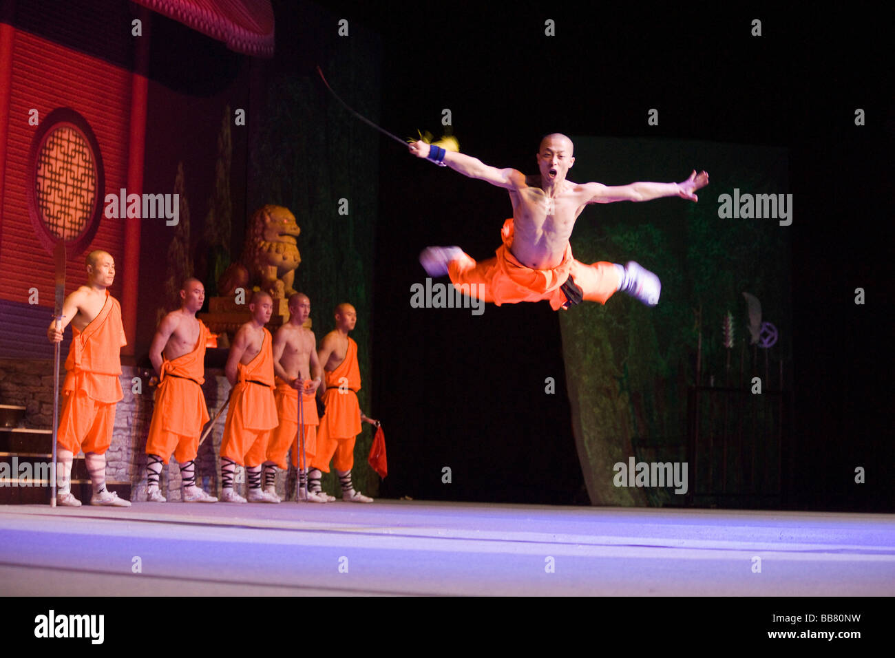 Shaolin Monks durante uno show il 22 marzo 2009 a Berlino, Germania Foto Stock