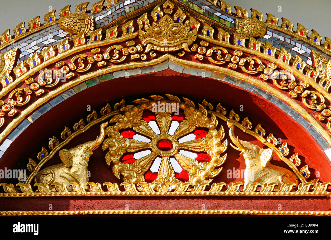 Gli ornamenti della porta con gli elefanti, tempio buddista sito Wat Chiang Man, Chiang Mai, Thailandia, Asia Foto Stock